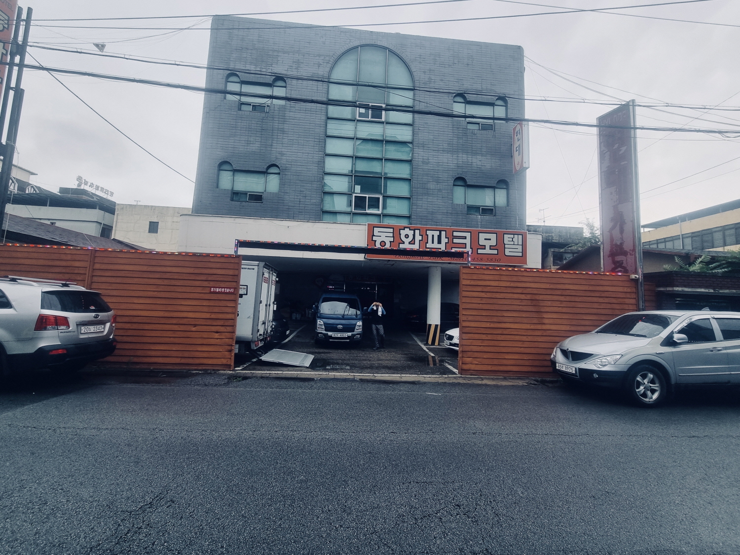모텔 입구 리모델링 전 레지던스 쉼