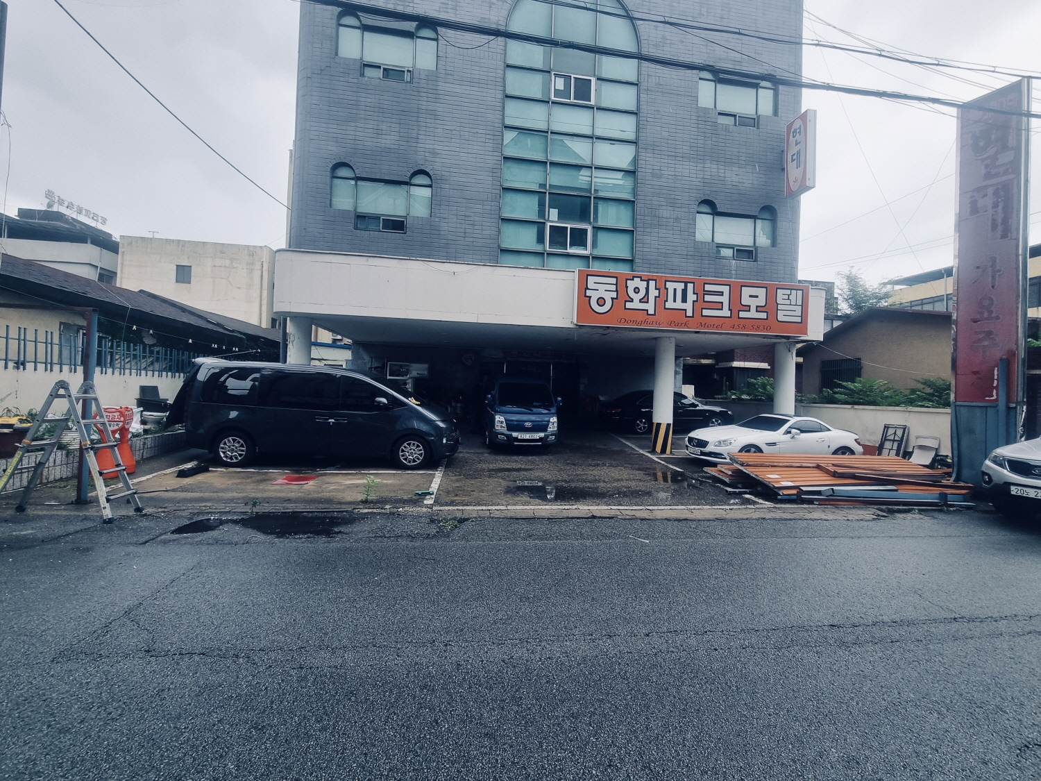 모텔 입구 리모델링 후 레지던스 쉼